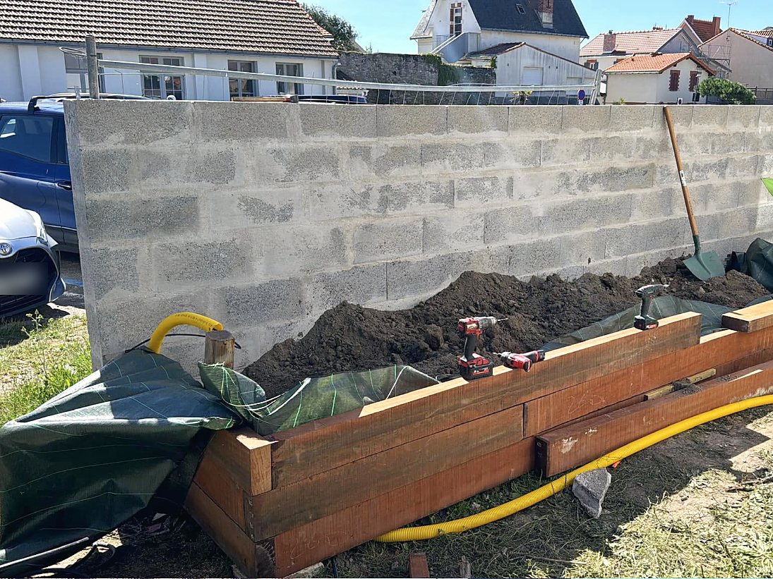 Jardinière en bois sur mesure — Structure posée, géotextile et terre végétale en place