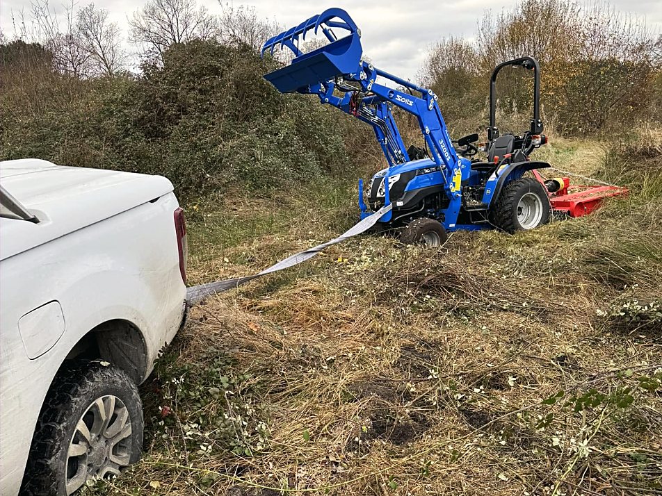 Réouverture d'une friche — Tracteur compact et broyeur à fléaux, ronciers et repousses broyés sur place